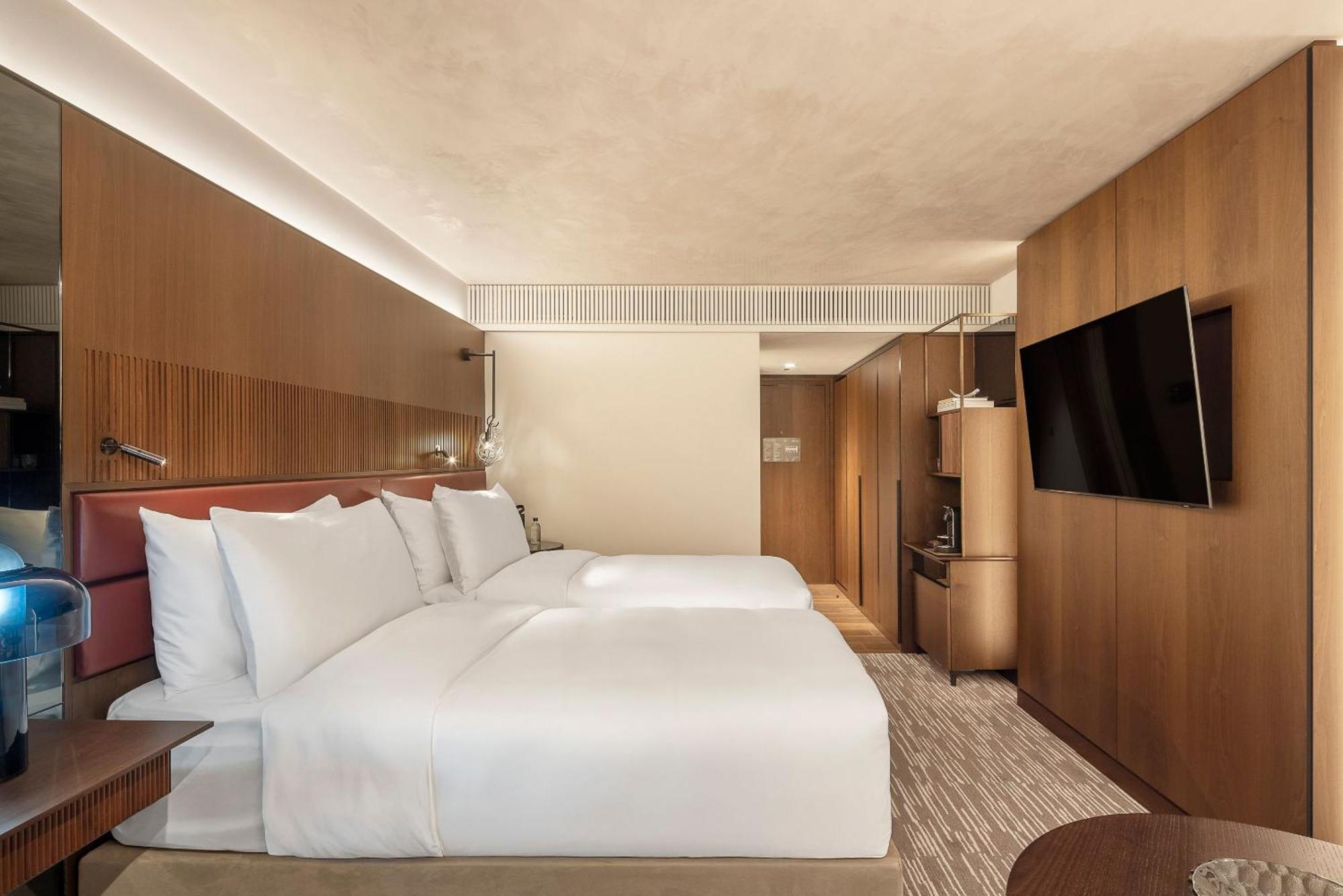 Fairmont Golden Hotel